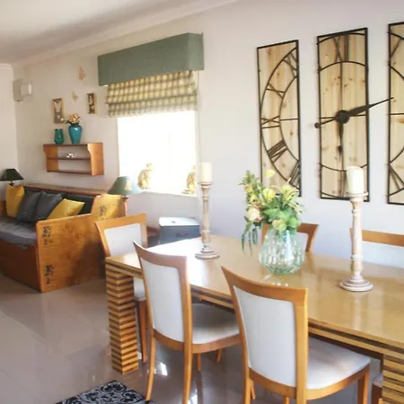 Castelinho Carrascal Summer Apt & Heated Pool Alloggio in famiglia *